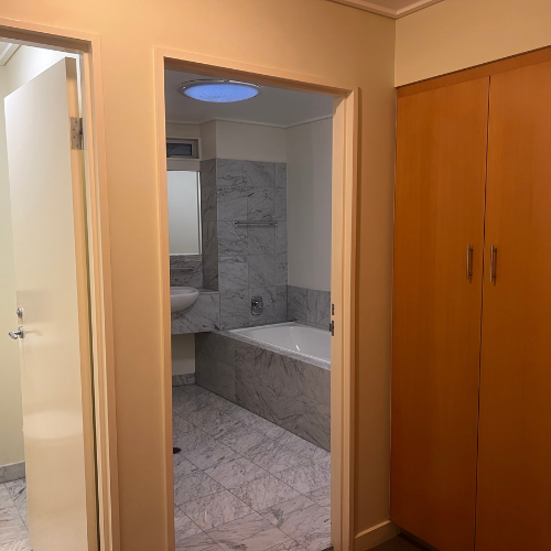 Couran Cove Studio Bathroom Entry Image