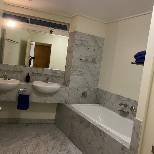 Couran Cove Studio Apartment MR6 Bathroom Image