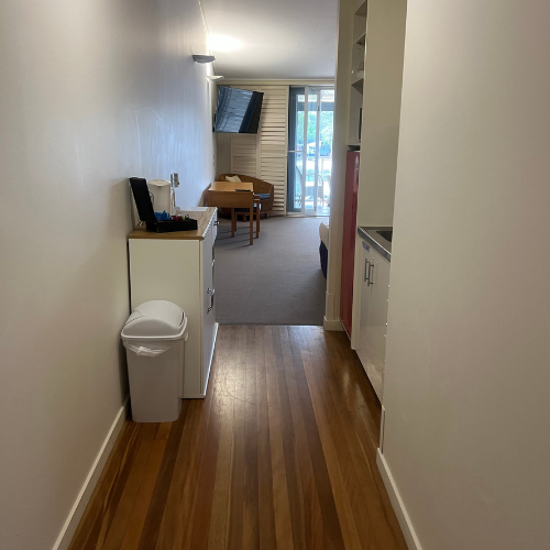 Couran Cove Studio Apartment MR6 Entry Kitchen Image