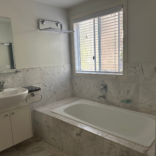 Couran Cove Villa 23 Upstairs Bath Image