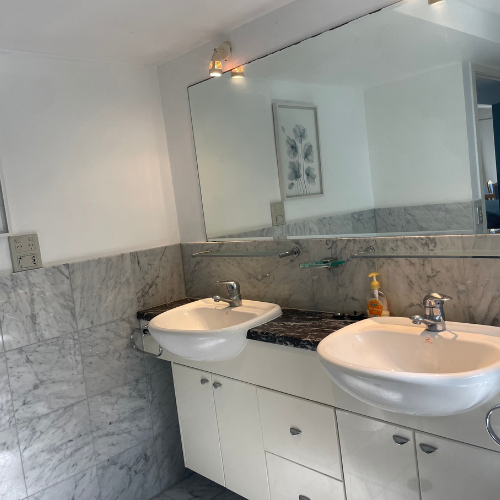 Couran Cove Broadwater Villa BV7 Bathroom Sinks Image