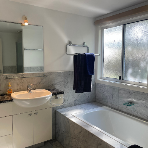 Couran Cove Broadwater Villa BV7 Bathroom Bath Image