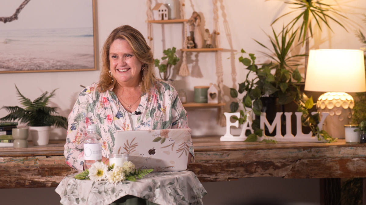 Debbie leading a workshop in home setting Debbie leading a workshop in home setting