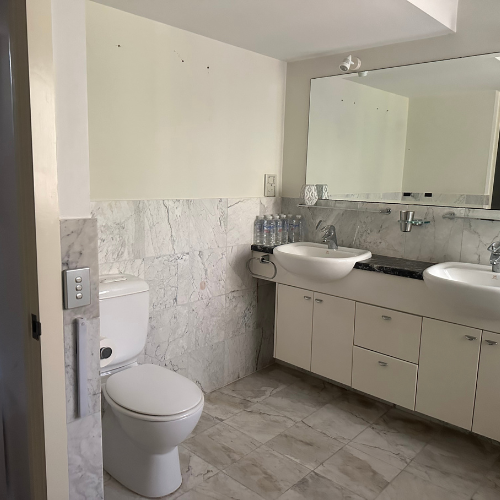 Couran Cove Villa 23 Upstairs bathroom Image
