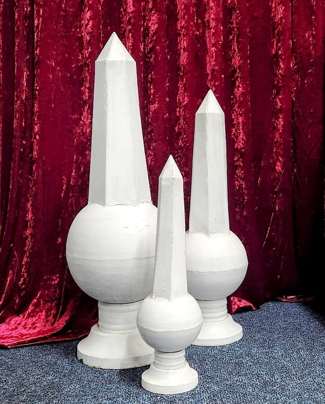 White Provincial Style Painted Obelisk Sculpture - small White Provincial Style Painted Obelisk Sculpture - small